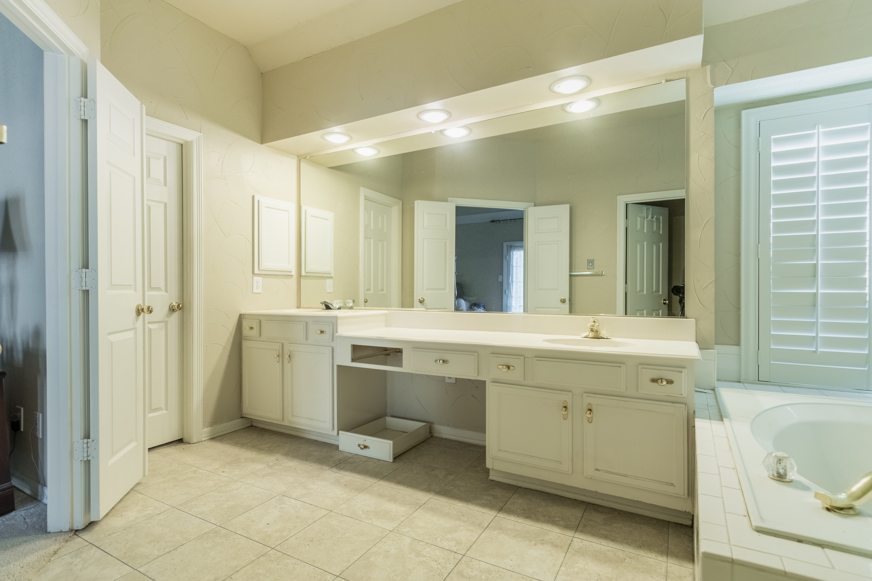 signature_custom_home_painting_master_bath_remodel_mckinney_tx_before3